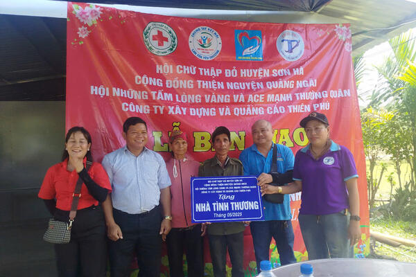 Bàn giao nhà tình thương cho hộ Ông Đinh Văn Phơi - thôn Làng Rào - xã Sơn Thủy